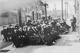 Culto ao ar livre em São Francisco durante a pandemia da Gripe Espanhola, em 1918. (Foto: Reprodução/Twitter/Marina Amaral)