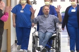 Depois de passar 4 meses respirando por ventilação mecânica no hospital nos EUA, Terry Smith recebeu alta. (Foto: WKYT).