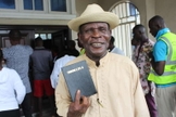 John Okolubo no lançamento do Novo Testamento de Ogbia na Nigéria. (Foto: Benjamin Mordi, Sociedade Bíblica da Nigéria).