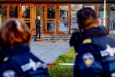 Trabalhadores limpam danos causados por uma explosão na igreja Mieraskerk, perto de Rotterdam, na Holanda. (Foto: Robin Utrecht/ANP/AFP)