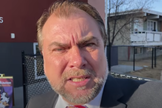 Artur Pawlowski, pastor da Street Church no Canadá, expulsou policiais de sua igreja depois de interromperem um culto de Páscoa sem mandato. (Foto: YouTube/Artur Pawlowski TV)