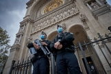 Polícia monta guarda em frente à igreja em Paris, após sequência de ataques terroristas na França. (Foto: Kiran Ridley/Getty Images)