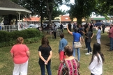 Fiéis em momento de oração em Newcastle, no Texas. (Foto: Christian Hope Church)