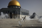 Palestino em confrontos policiais israelenses em frente ao Domo da Rocha, em Jerusalém. (Foto: Mahmoud Illean/AP)