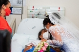 Filha visitou a mãe antes da cerimônia religiosa. (Foto: Stenyo Gurgel Fotógrafo)