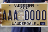 Placa padrão do Mississippi tem a frase “In God We Trust”, traduzida como Em Deus Nós Confiamos. (Foto: AP/Rogelio V. Solis)