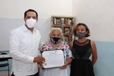 María Luisa recebeu o diploma pelo governador de Yucatán, no México. (Foto: Facebook/Maurício Vila Dosal)