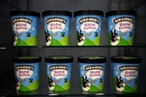 Potes de sorvete Ben & Jerry's, marca da Unilever, em sua loja em Londres. (Foto: Reuters/Hannah McKay)