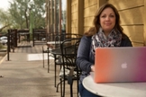 A web designer, Lorie Smith, proprietária da agência 303 Creative enfrenta uma batalha judicial por se recusar a criar sites para casamentos gays. (Foto: Alliance Defending Freedom)