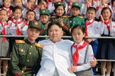 Crianças ao lado de Kim Jong-un na Coreia do Norte. (Foto: KCNA via Reuters)
