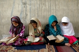 Meninas afegãs durante leitura em escola de Cabul, Afeganistão. (Foto: Mohammad Ismail/Reuters)