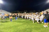 Jogadores de futebol conduzem pais e torcedores em oração após jogo no Condado de Putnam, nos EUA. (Foto: Bob Vick)