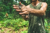 Imagem ilustrativa de homem com a mão no arado. (Foto: Unsplash/Eddie Kopp)