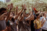 Jovens em oração na Praça da Assembleia, em Belo Horizonte. (Foto: Vox Central/Instagram)
