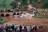 232 pessoas foram batizadas em Rubuguri. (Foto: Reprodução/Alfa Omega News)