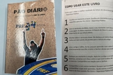 Devocional Pão Diário distribuído a servidores da PRF. (Foto: Reprodução/CNN)