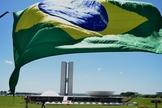 Bandeira hasteada no gramado do Congresso Nacional. (Foto: Marcello Casal Jr./Agência Brasil)