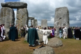 Celebração do solstício de verão em Stonehenge. (Foto: Chris Gunns/Wikimedia Commons