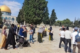 Visitantes no Monte do Templo vestindo roupas amarelas que os diferenciam dos muçulmanos. (Foto: Beyadenu/Israel365 News)