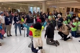 Manifestantes no Mall of America vestindo camisetas “Jesus Salva”. (Foto: Reprodução/Twitter/Alpha News)