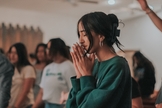 Imagem ilustrativa. Jovens estão cada vez mais distantes da igreja. (Foto: Ismael Páramo/Unsplash)