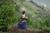 Mulher e bebê em Ruanda. (Foto: Reprodução/Lramkin/Wikimedia Commons)