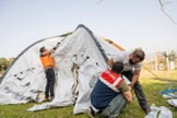 Equipe de ajuda na montagem das tendas. (Foto: Reprodução/Samaritan's Purse)