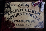 Imagem de um tabuleiro Ouija. (Foto: Pexels/Emily MacDonald)