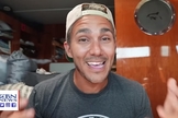 Ator Carlos PenaVega em entrevista à CBN News. (Foto: Reprodução/YouTube/CBN News)