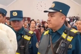 Igreja no Uzbequistão foi invadida por policiais no domingo de Páscoa. (Foto: Captura de tela/YouTube Portas Abertas)