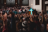 Jovens adorando a Deus no avivamento em Asbury. (Foto: Instagram/Asbury University)
