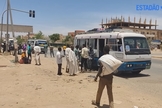 Cidadãos sudaneses deixam o país por causa dos conflitos. (Foto: Captura de tela/YouTube Estadão)