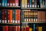 Grupo que defende a liberdade religiosa defende que as Bíblias devem estar nas bibliotecas das escolas. (Foto representativa: Unsplash/Jonathan Simcoe)