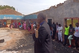 Culto na igreja queimada por militares Fulani. (Foto: Reprodução/International Christian Concern)