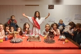 Lis e seus convidados em sua festa de aniversário. (Foto: Reprodução/Twitter/Giulia Araújo)