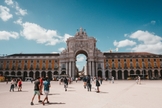 Imagem ilustrativa. Praça do Comércio, em Lisboa. (Foto: Claudio Schwarz/Unsplash)