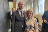 Päivi Räsänen e seu advogado Paul Coleman, da ADF International. (Foto: ADF Internacional).