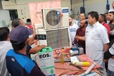 Dr. Frio — de jaleco branco — capacita espiritualmente e profissionalmente pessoas em sua comunidade. (Foto: Notícias Adventistas)