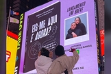 Exibição da capa na Times Square. (Foto: Arquivo pessoal)