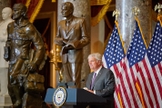 Franklin Graham em frente à estátua de seu pai no National Statuary Hall. (Foto: BGEA)