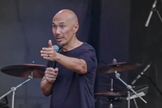Francis Chan prega sobre coragem para o aceitar o envio missionário no The Send. (Foto: Reprodução/YouTube/Dunamis Movement)