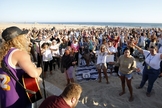 Centenas de pessoas se uniram para adoração em Huntington Beach. (Foto: Raul Roa/Times Community News)