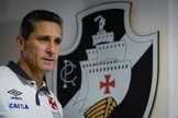 O técnico Jorginho, do Vasco, se baseia não apenas nas técnicas do futebol, mas também nas histórias de superação da Bíblia.