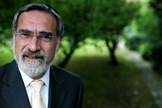 Líder da maior sinagoga do Reino Unido, o rabino Jonathan Sacks tem uma excelente relação com ateus convictos. (Foto: The Times UK)