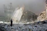 Homem em frente aos escombros de uma das torres do World Trade Center, nos EUA. (Foto: Doug Kanter/AFP/Getty Images)