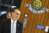Jair Bolsonaro fala com a imprensa após reunião com os futuros comandantes das Forças Armadas, no Comando da Marinha. (Foto: Marcelo Camargo/Agência Brasil)