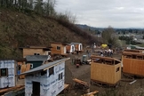 Voluntários trabalham para construir casas na Ágape Village, no terreno da Igreja Central do Nazareno. (Foto: Facebook/Agape Village Portland)