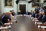 Membros do gabinete do presidente dos EUA, DonaldTrump, comparecem a estudo bíblico na Casa Branca. (Foto: AP Photo/Evan Vucci)