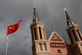 Bandeira chinesa hasteada em frente a uma igreja católica na província de Hebei. (Foto: Reuters/Thomas Peter)
