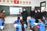 Presidente chinês Xi Jinping visita sala de aula e é recebido por professora, em escola da China. (Foto: News.cn) 